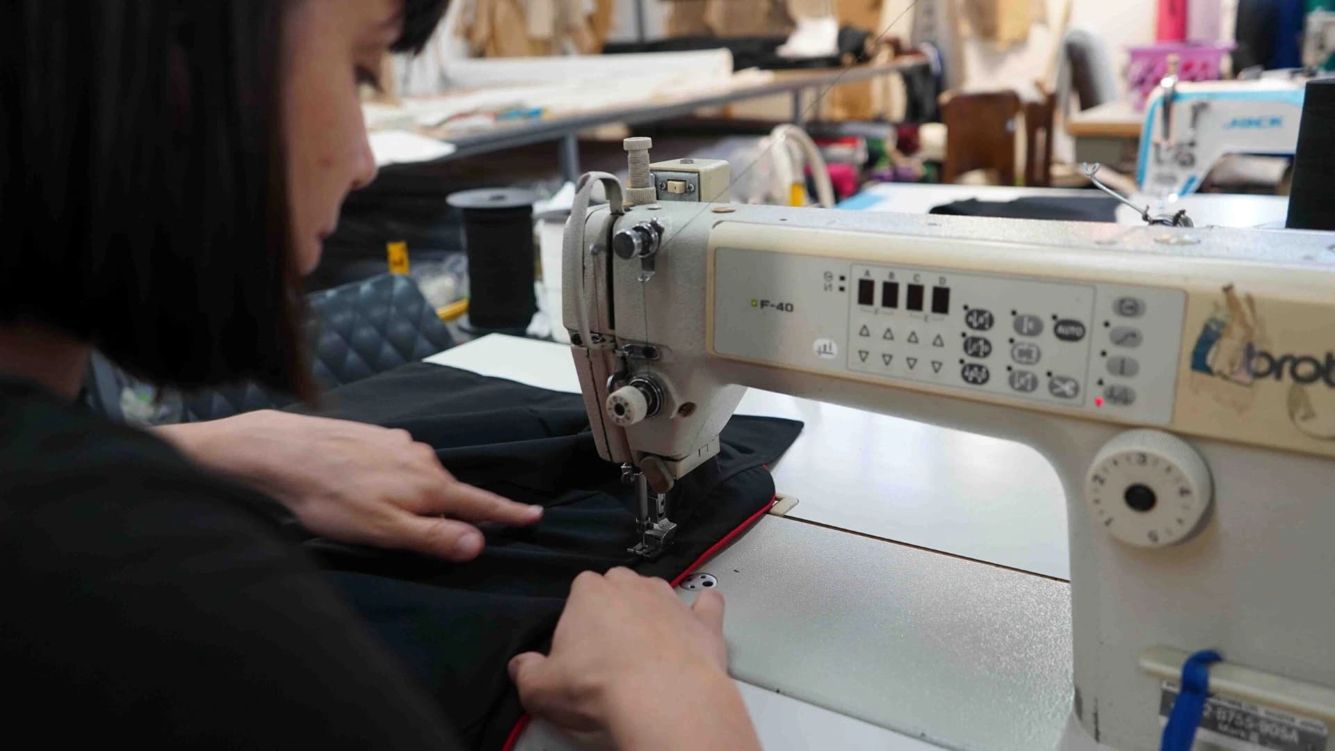 laboratorio produzione divise da lavoro made in italy