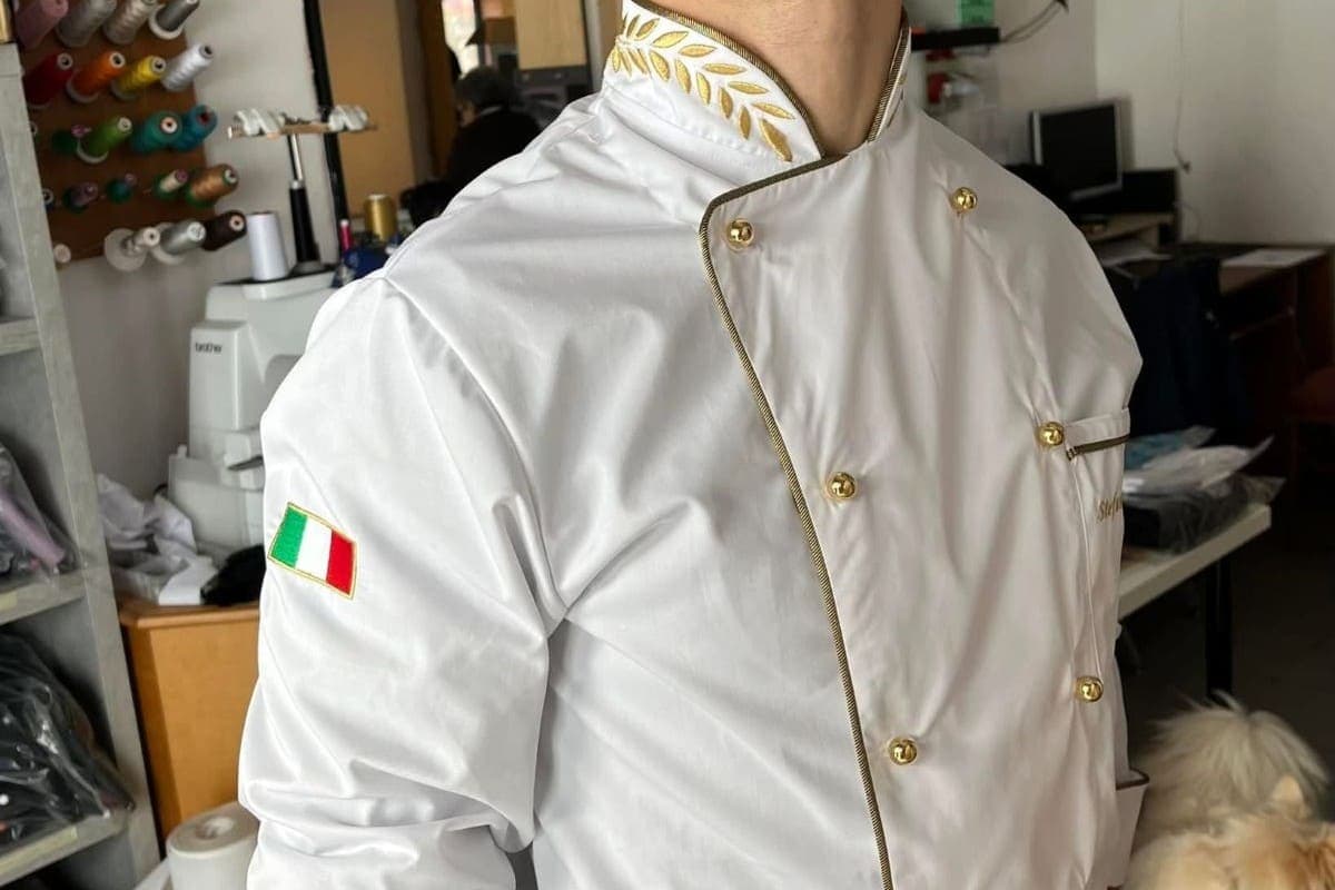 Scritta ricamata su divisa da lavoro personalizzata