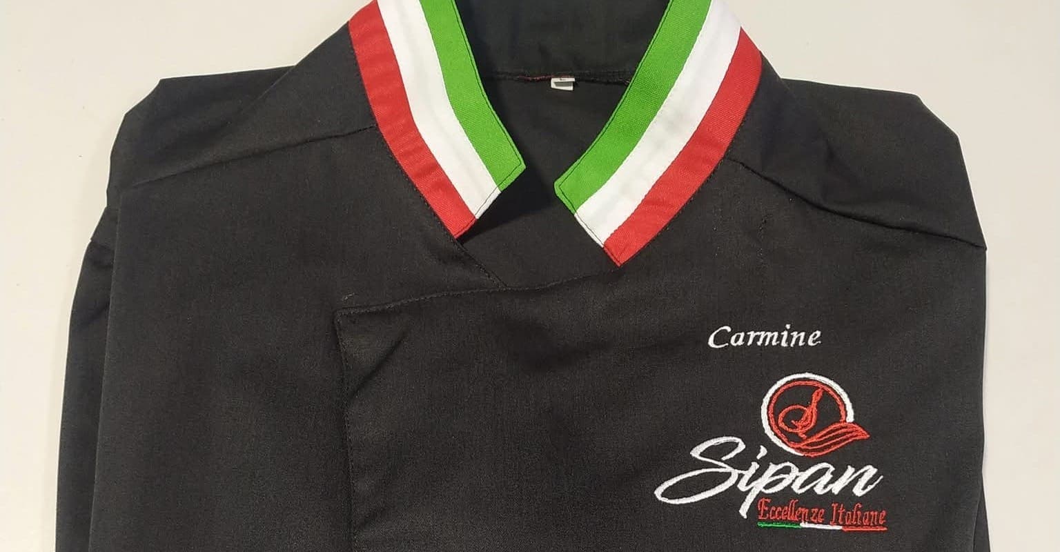 Dettaglio ricamo su camice da lavoro